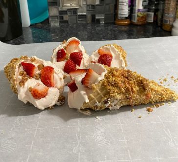 strawberry crunch cheesecake cones