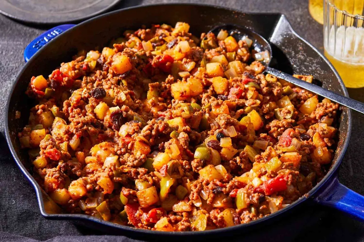 A skillet brimming with seasoned ground beef and colorful mixed vegetables, ready for a delicious meal meals to cook with ground beef