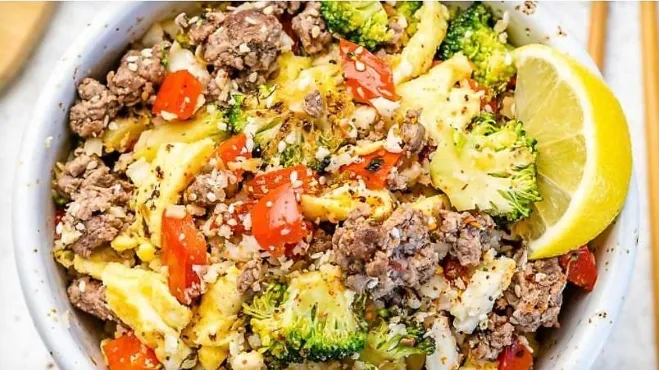 1. A bowl filled with broccoli, meat, and tomatoes, showcasing a colorful and nutritious mealrecipes with ground beef in them