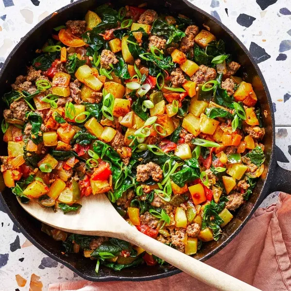 1. A skillet brimming with a colorful mix of meat and fresh vegetables, sizzling and ready to servedishes to make with hamburger